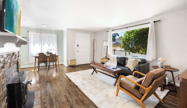 Vintage Charm 3BR Home w,Yard, Pets Welcome in Shoreline