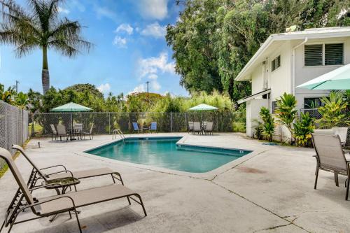 Walk to Dtwn Hilo! Tropical Getaway w/Pool Access