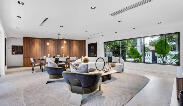 Waterfront| 10 people| theater room| WiFi
