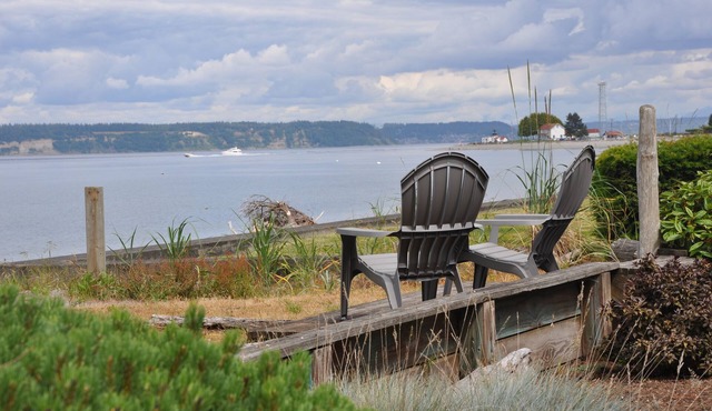 Waterfront - Low bank sandy beach.walk to the Point No Point Lighthouse in Hansville