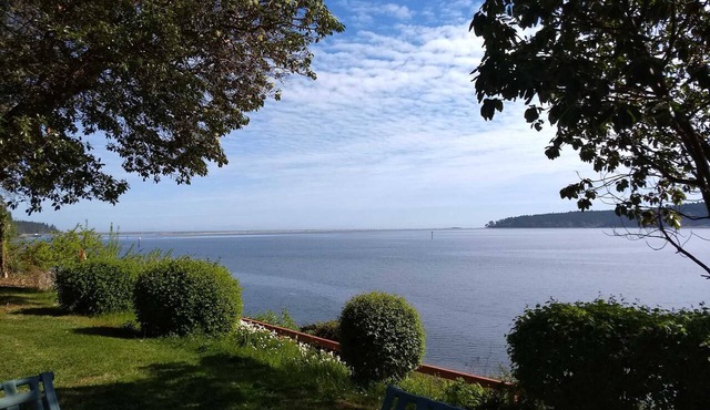 Waterfront, Views, Garden Setting, King Bed
