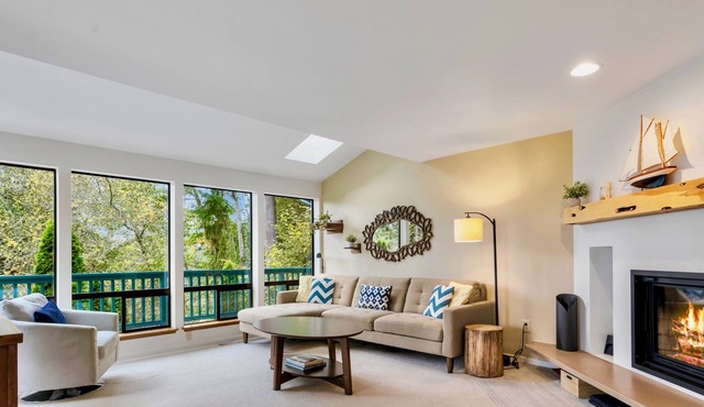 Waterview, Quiet Downtown Edmonds Home with Woods and Creek