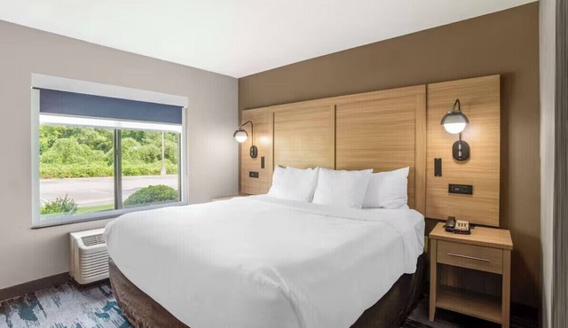 WestGate Mall King Suite Breakfast, gym, pool in Spartanburg