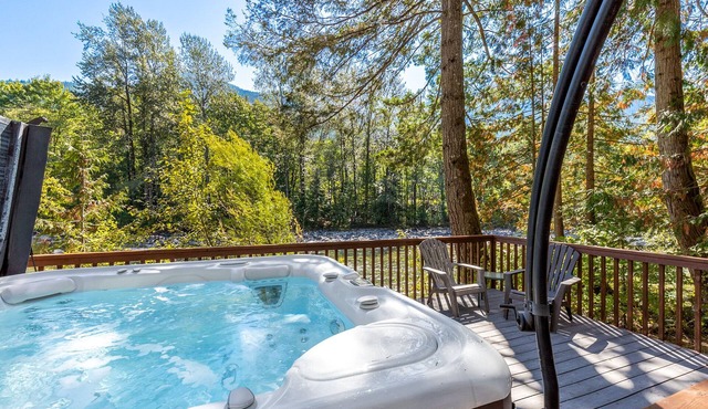 White Water Retreat - riverfront, pet friendly, hot tub in Skykomish