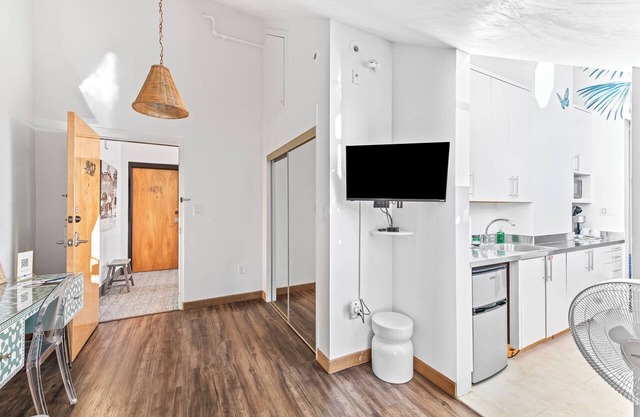 402 Rosemary Beach Inn - Includes Beach Chairs & Complimentary Breakfast + Access to 4 Pools in Rosemary Beach