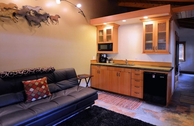 Carriage House Accommodations - Tecumseh's Cottage in Anchorage