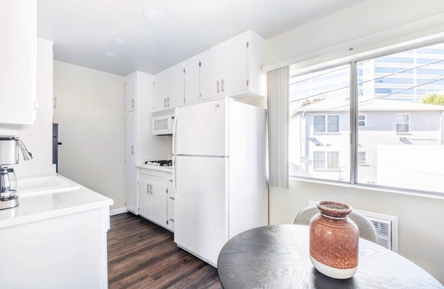 Generous Brentwood 2BR, walk to Shops & Bars, by Blueground