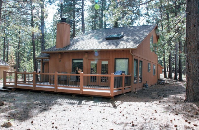 Great Location! Steps from Fort Rock Park, Walk to SHARC -passes included in Bend