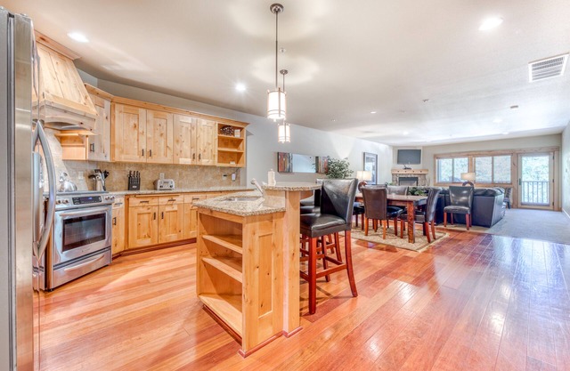 Luxury mountain condo w/shared pool & hot tub, patio, & easy ski access in Government Camp