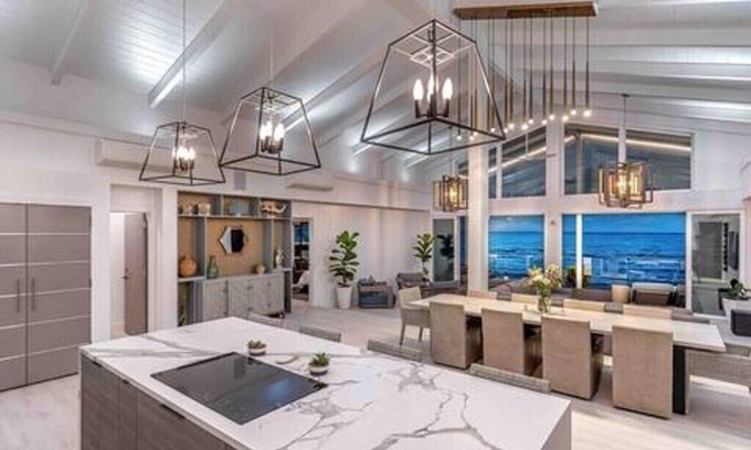 Kahuku House | Beach Front Stunner- 4 Bedroom 4 Bath