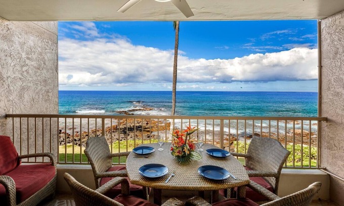 Historic Kailua Village Condo | 🏖️Breathtaking Ocean Front | AC | Next to Beach & Town