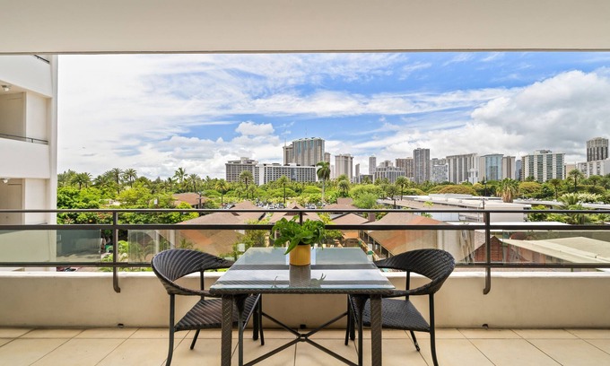 Waikiki Condo | Central Waikiki! Large lanai, close 2 beach! Fireworks! WASHLET! Sleeps 6!