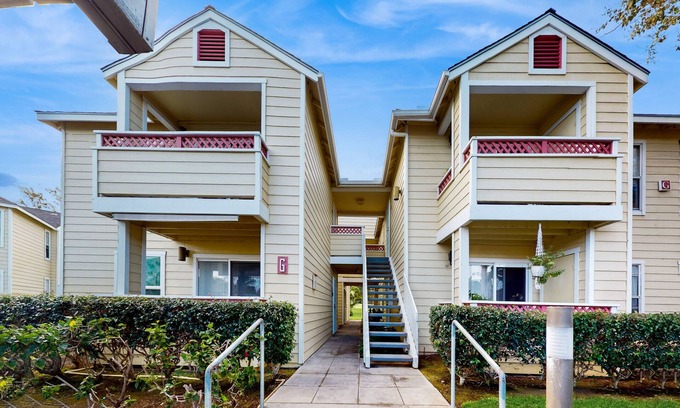 Waikoloa Condo | Golf course adjacent condo with heated pool, hot tub, fitness room, tennis