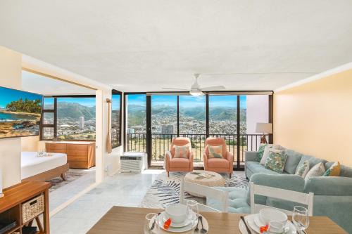 Waikiki Apartment | Panoramic Mountain View Near Waikiki Beach with Parking