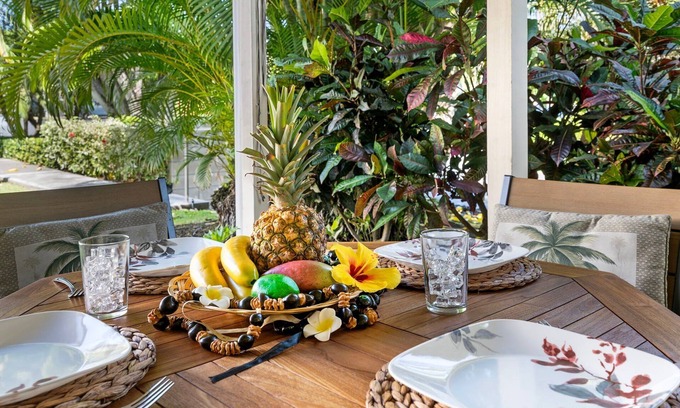 Kahaluu Bay House | 🏖️Steps From Lanai -> Beach | AC & WIFI | $ Affordable