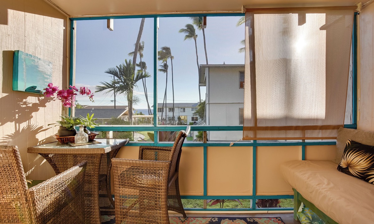 Historic Kailua Village Apartment | Sunny Central Condo: Lanai & Community Pool Access