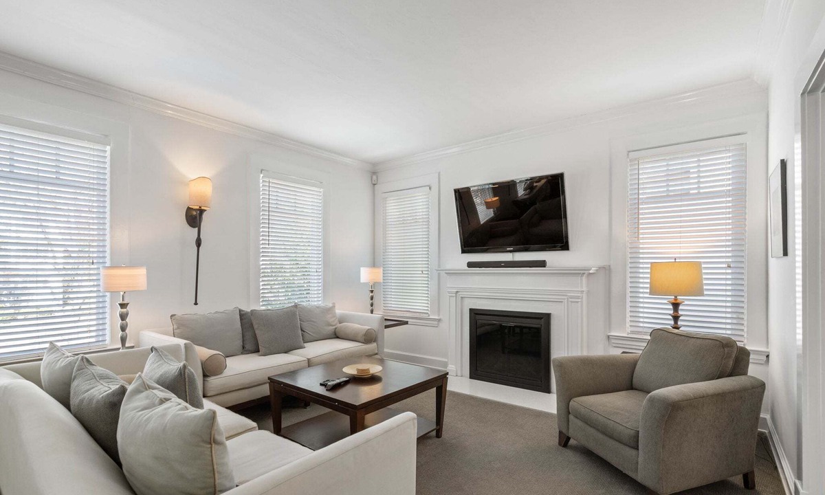 Brookwood Apartment | Standish House by BCA Furnished Apartments Standish House