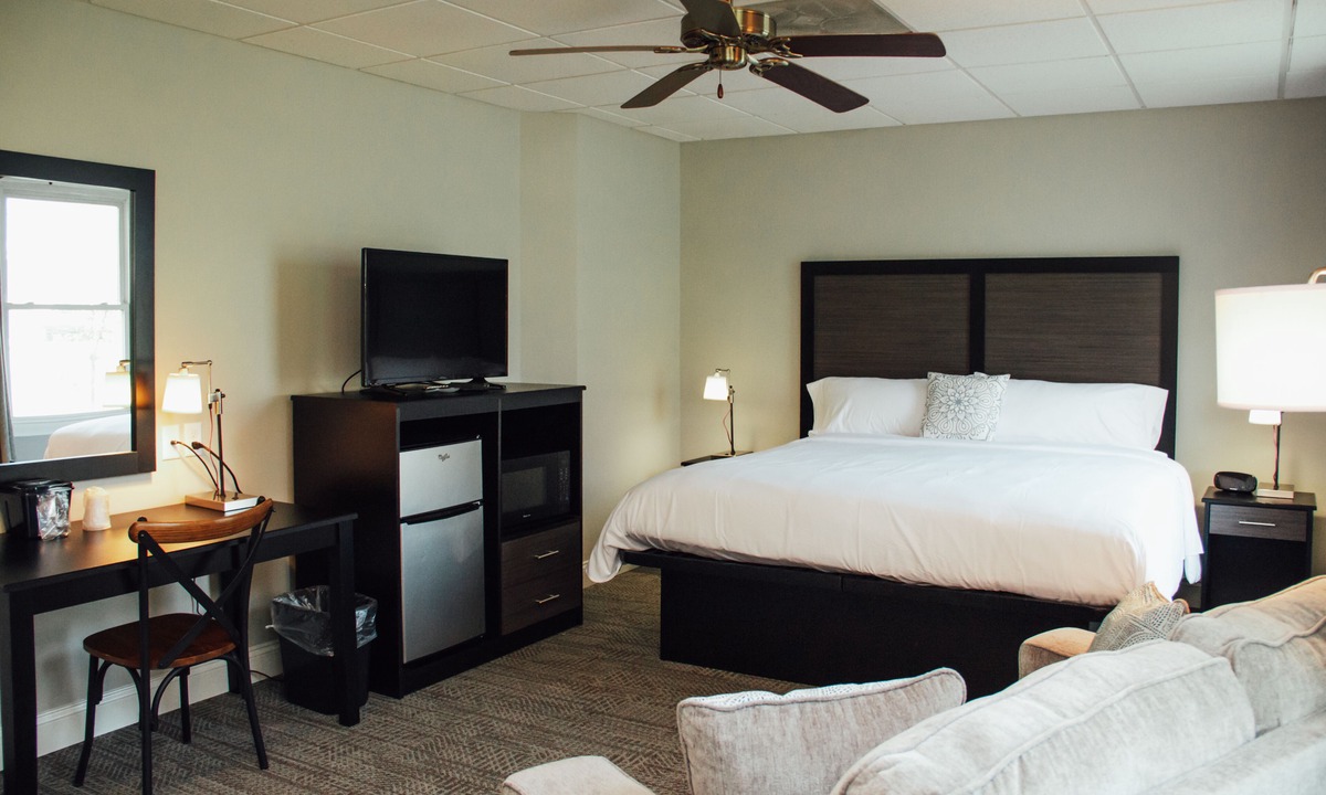 New Holland Hotel | Country Squire Inn and Suites
