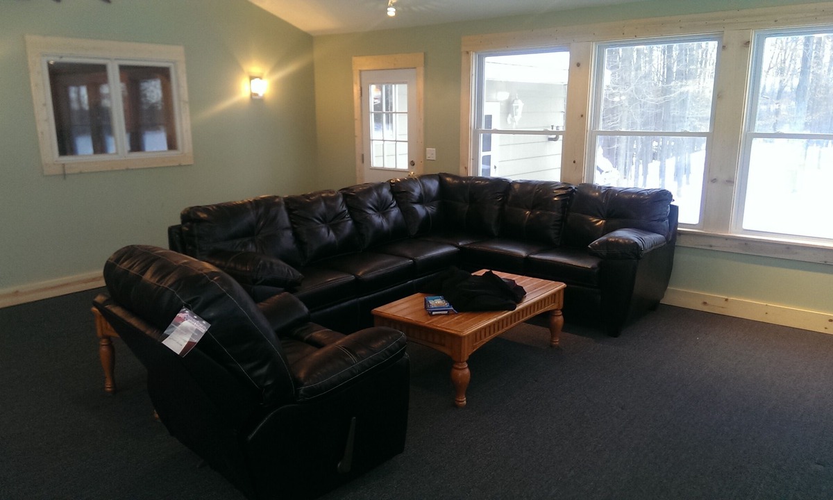Kingsville House | 6 Bedroom Cottage Retreat with Conneaut Creek access