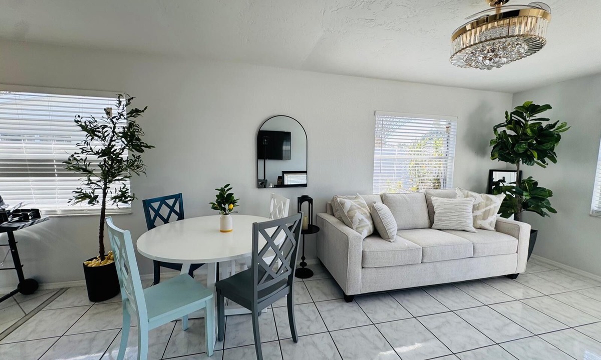 Southgate House | Charming 2-bedroom house with AC in sunny Sarasota closet to Siesta Key.3711