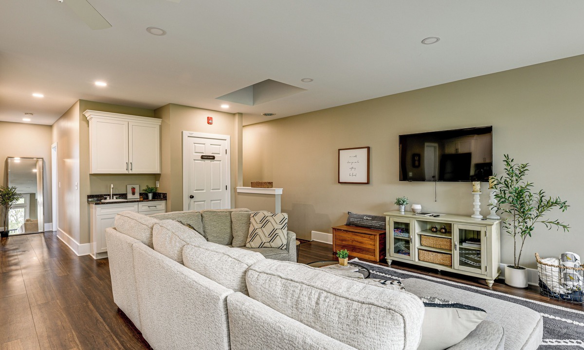 Akron Condo | NEW in 2024, 'Litfin Loft' - Village of Akron