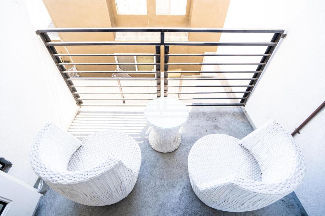 Wilshire Apartment | Modern 1 Bedroom Loft Near Hollywood Free Parking Self Check-In