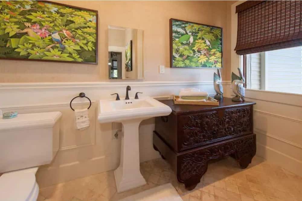 Photo of Bathroom in Kaimuki