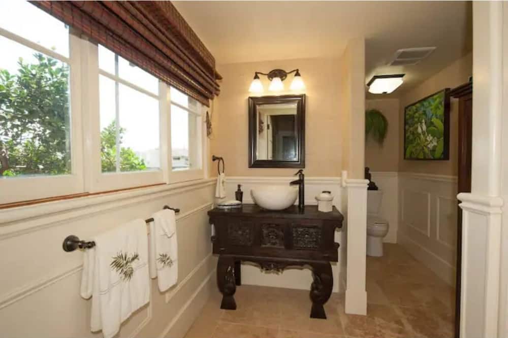 Photo of Bathroom in Kaimuki