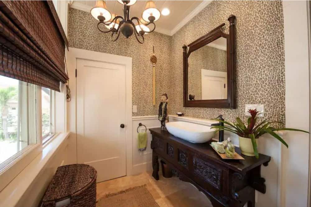 Photo of Bathroom in Kaimuki