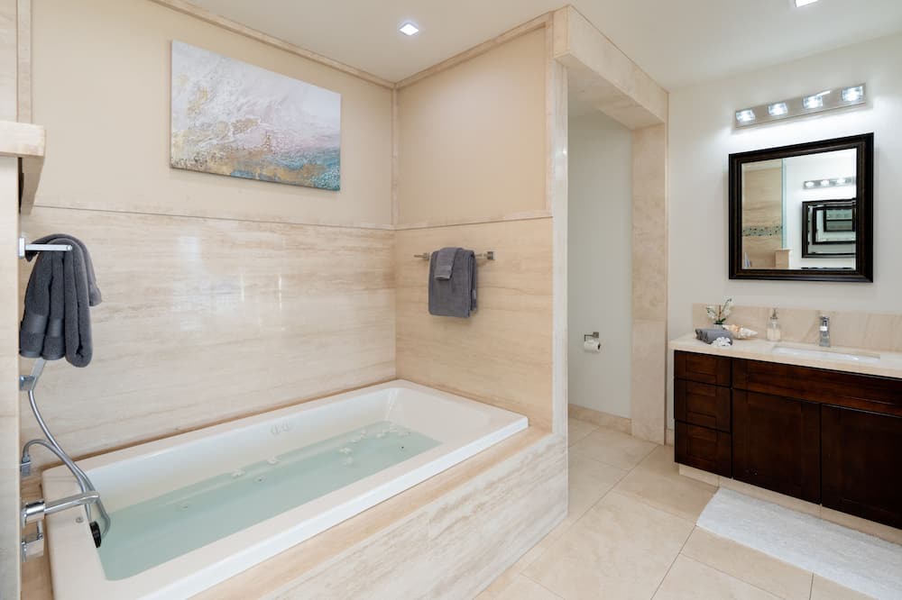 Photo of Bathroom in Kuliouou - Kalani Iki