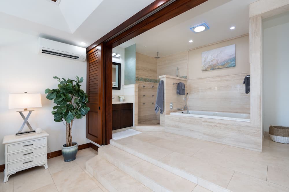 Photo of Bathroom in Kuliouou - Kalani Iki