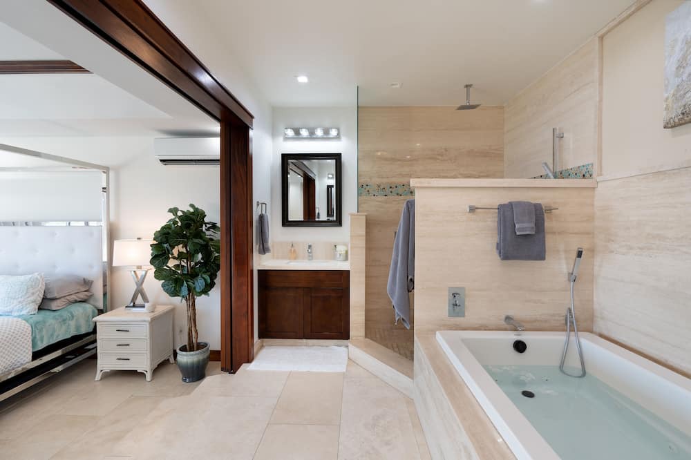 Photo of Bathroom in Kuliouou - Kalani Iki