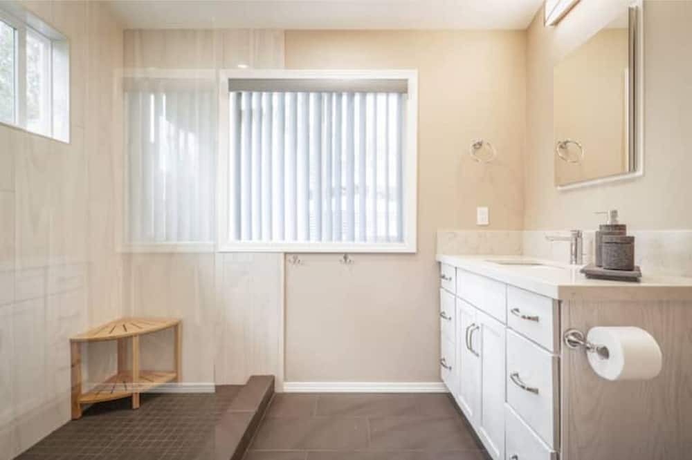 Photo of Bathroom in Royal Hawaiian Estates