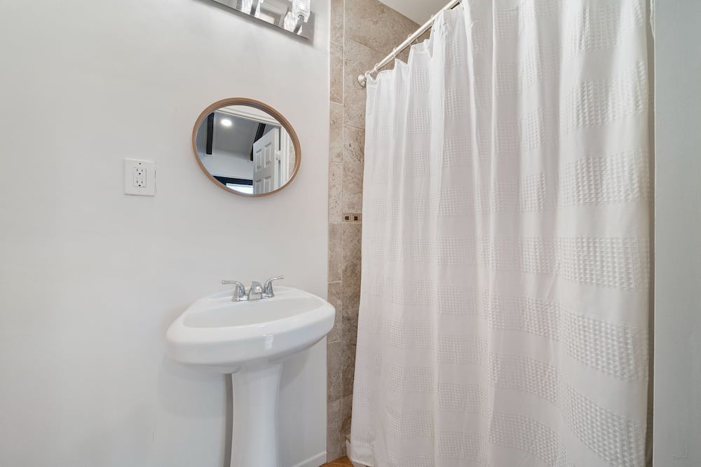 Photo of Bathroom in Ka'a'awa