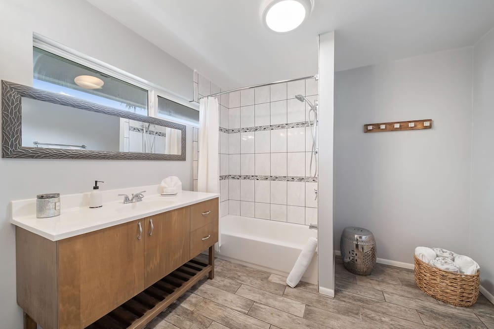 Photo of Bathroom in Ka'a'awa