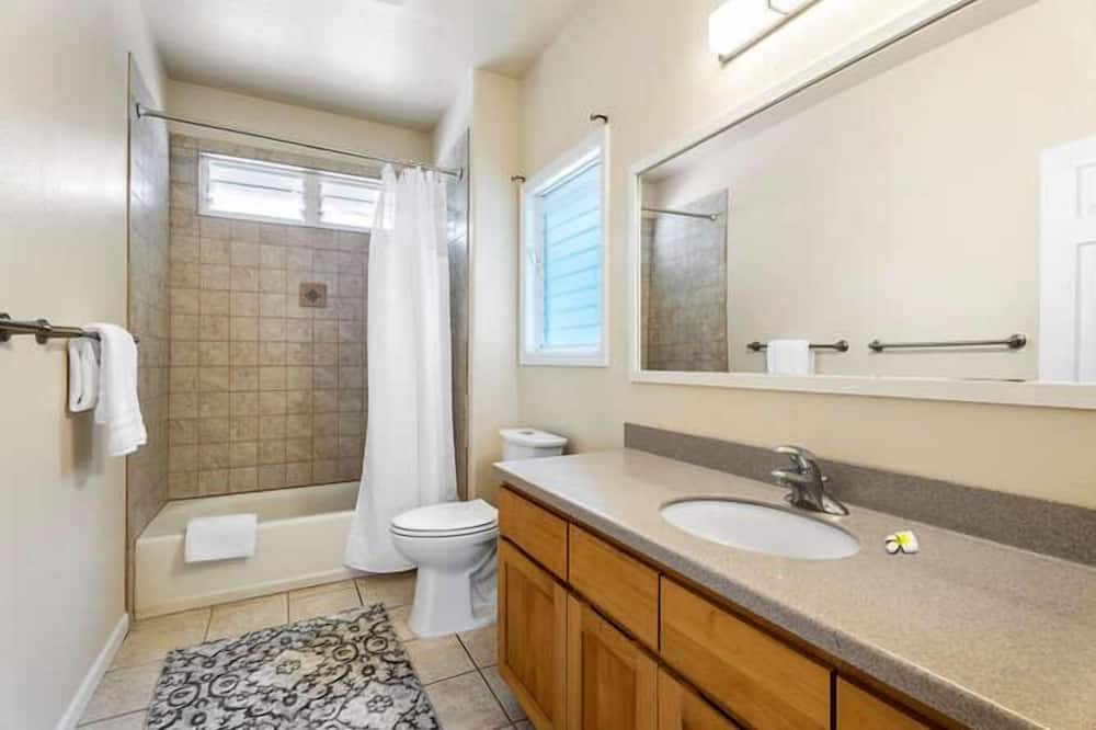 Photo of Bathroom in Kealakekua
