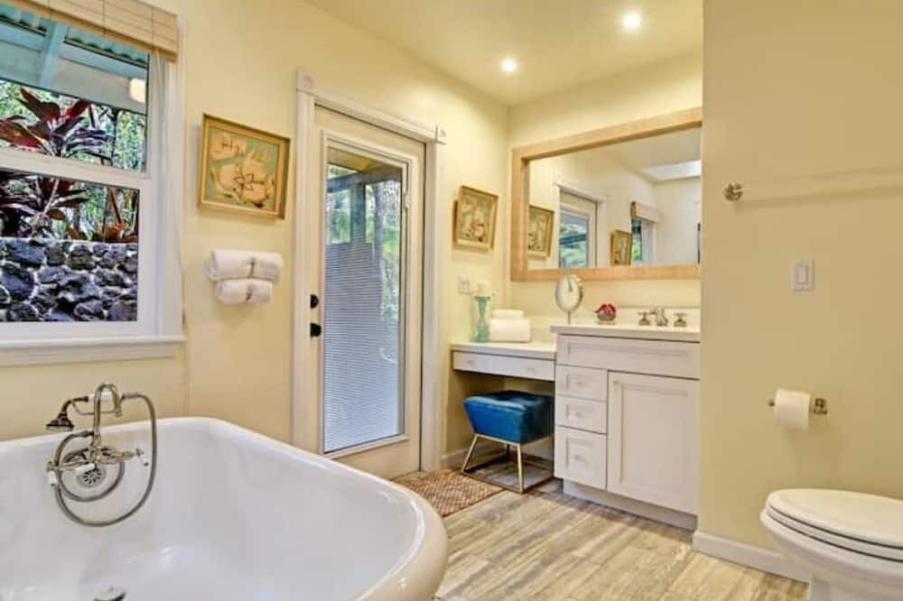Photo of Bathroom in Royal Hawaiian Estates