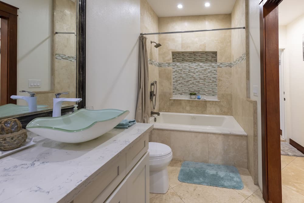 Photo of Bathroom in Waialae Iki Ridge