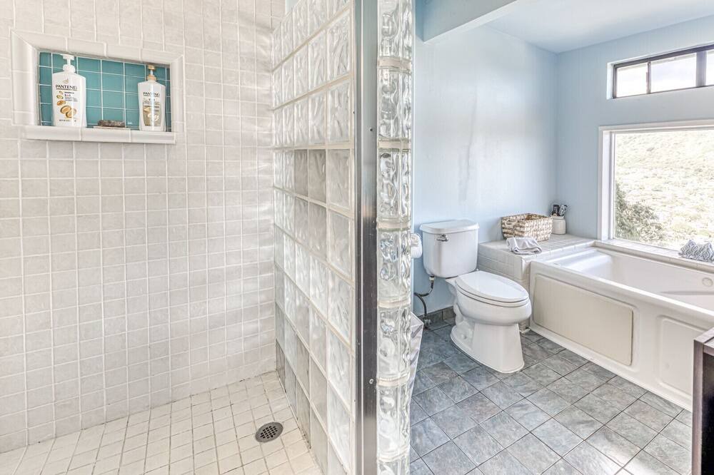 Photo of Bathroom in Waialae Iki Ridge