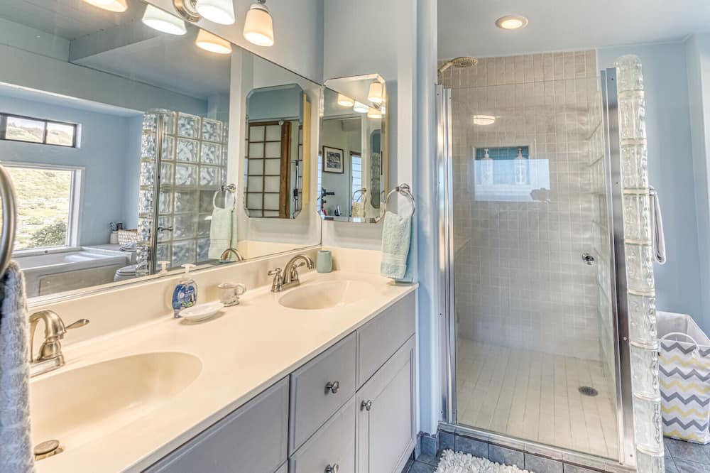 Photo of Bathroom in Waialae Iki Ridge