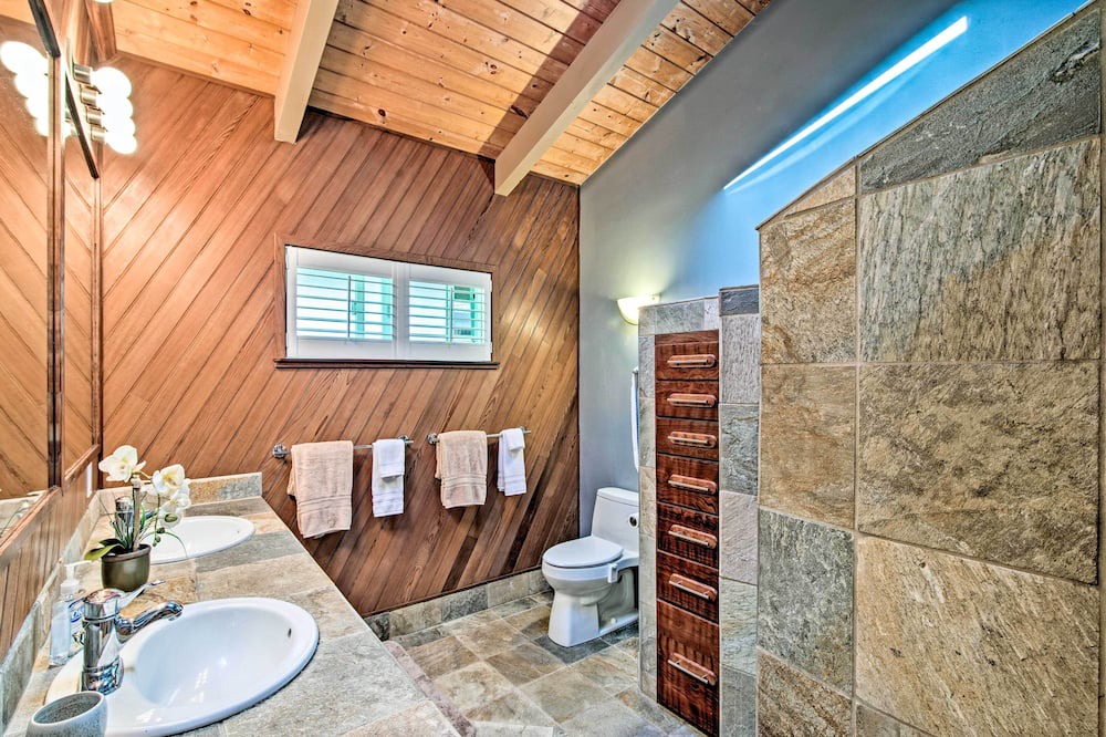 Photo of Bathroom in Honokaa