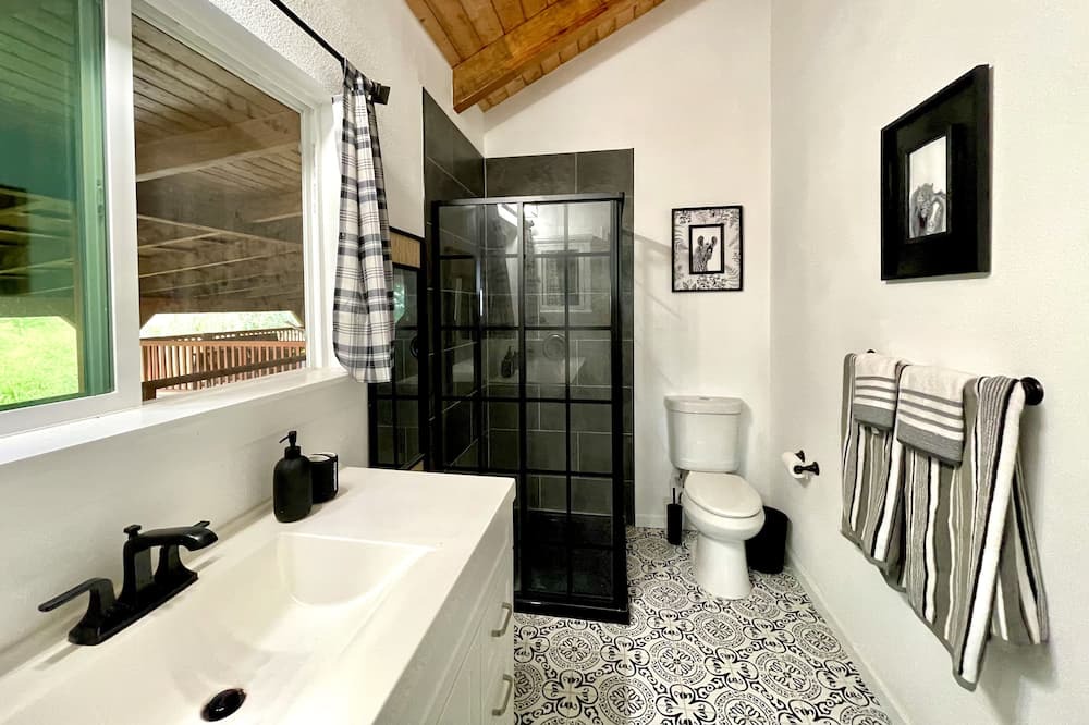 Photo of Bathroom in Naalehu