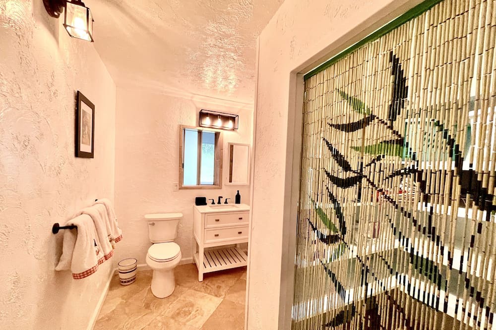 Photo of Bathroom in Naalehu