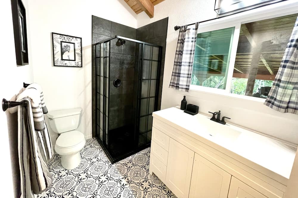 Photo of Bathroom in Naalehu
