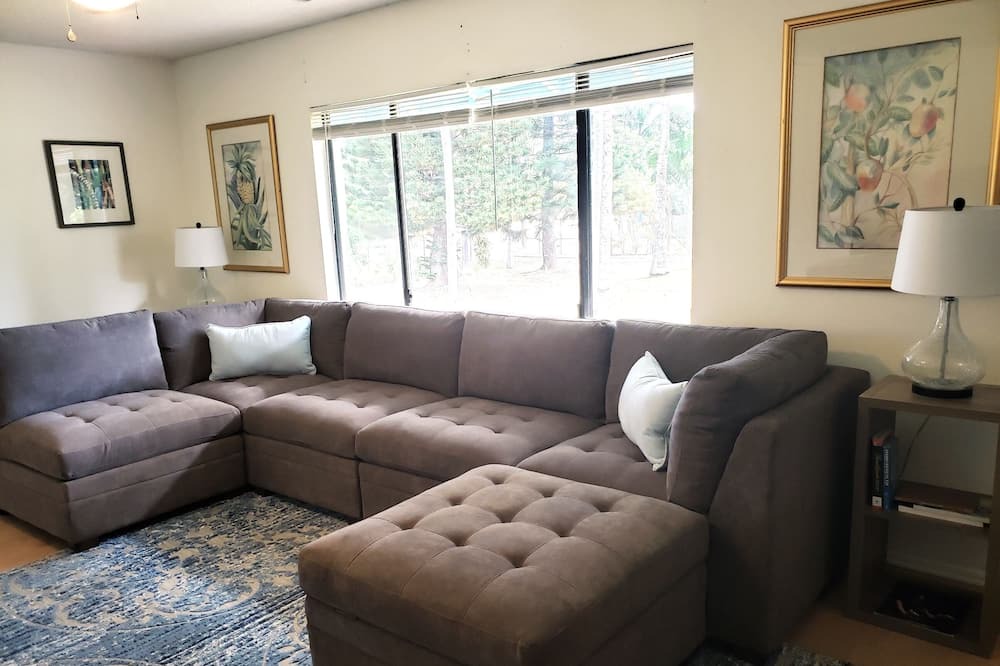 Photo of Livingroom in Mokuleia