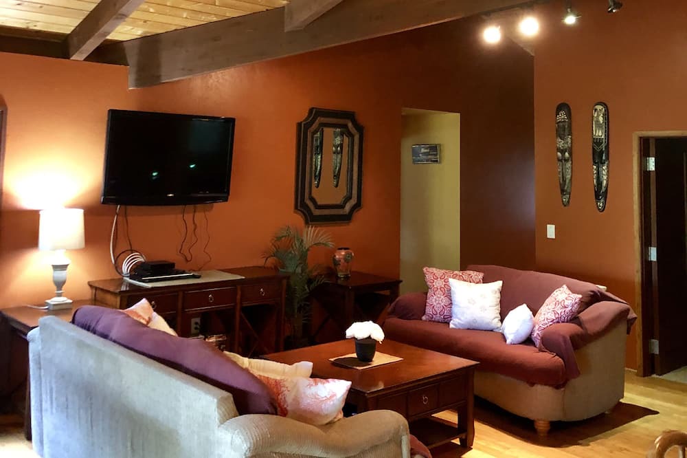 Photo of Livingroom in Punaluu
