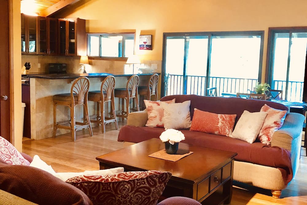 Photo of Livingroom in Punaluu
