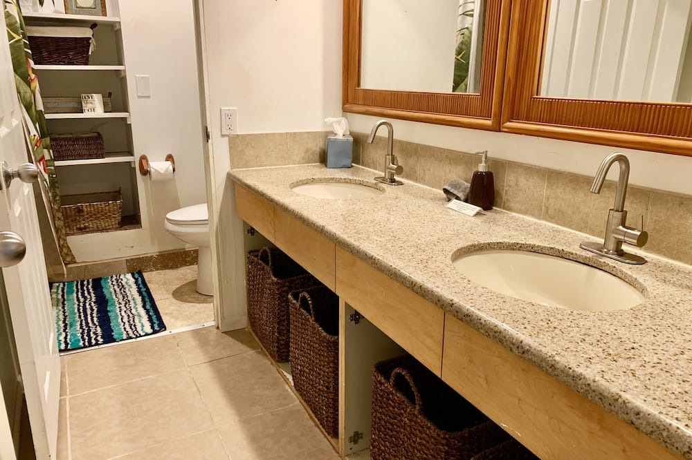Photo of Bathroom in Punaluu