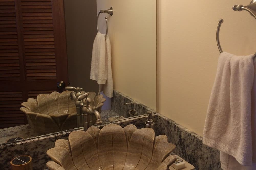 Photo of Bathroom in Honomu