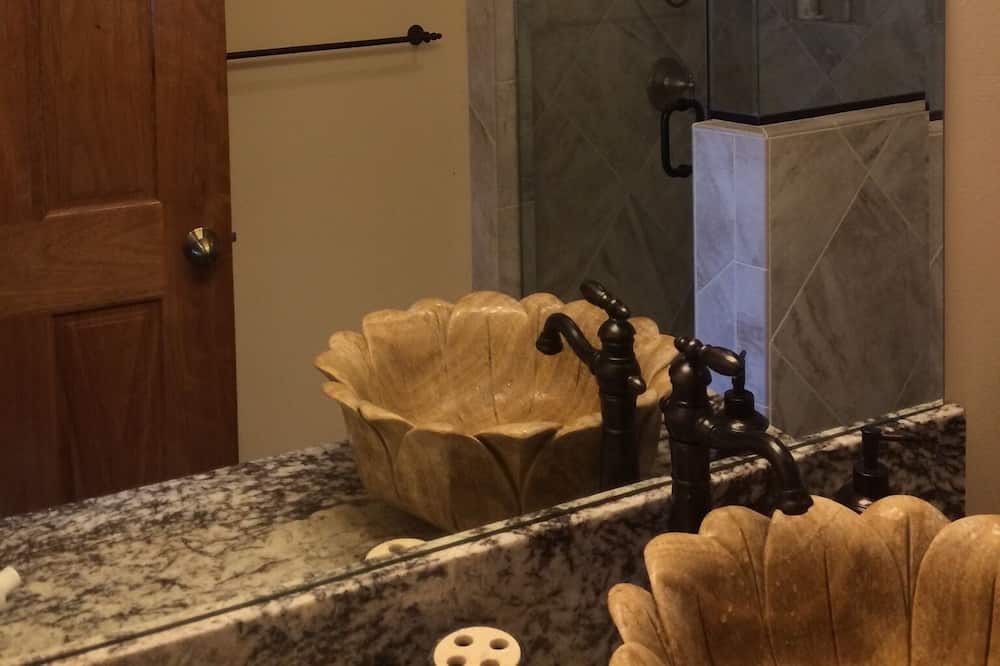 Photo of Bathroom in Honomu